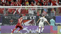 Pemain Irak, Osama Rashid, mencetak gol ke gawang Indonesia pada laga perdana Grup D Piala Asia 2023 di Ahmed bin Ali Stadium, Senin (15/01/2024). (AFP/Karim Jaafar)
