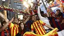 Pesta pendukung Barcelona di pusat kota Barcelona. (AFP PHOTO / QUIQUE GARCIA)