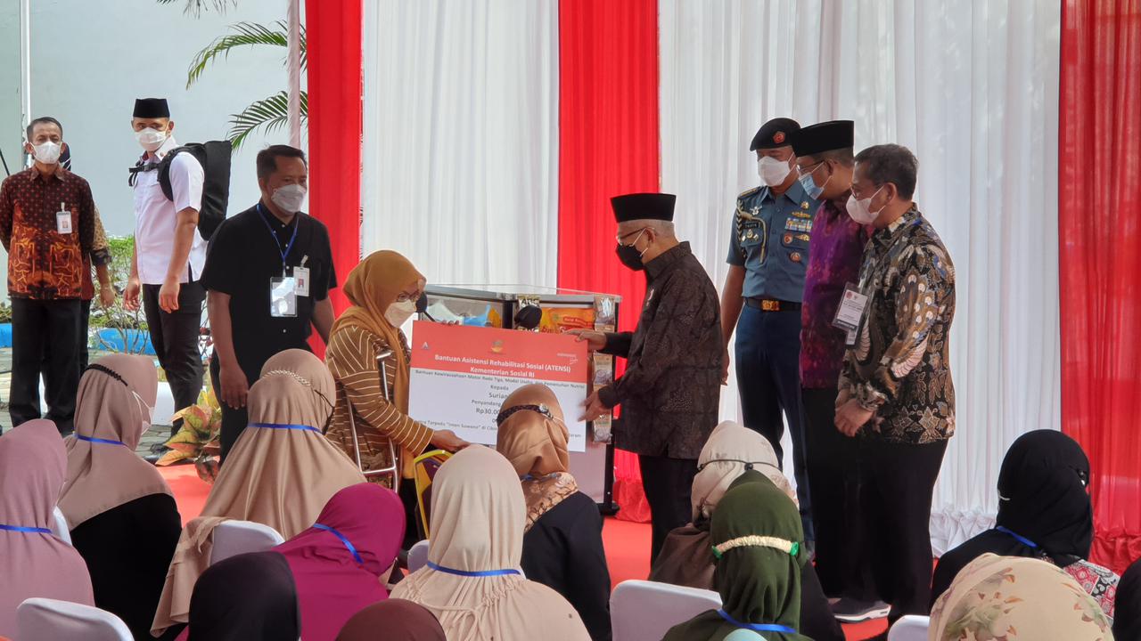 Wakil Presiden (Wapres) Ma'ruf Amin menyerahkan bantuan sosial untuk masyarakat Nusa Tenggara Barat (NTB) di Kantor Dinas Sosial NTB.