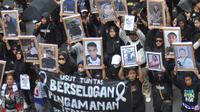 Ribuan pendukung Arema FC, Aremania, melakukan aksi damai dengan turun ke jalan di Kota Malang pada Kamis (10/11/2022) siang WIB. Aksi tersebut menandai 40 hari Tragedi Kanjuruhan. (Bola.com/Iwan Setiawan)