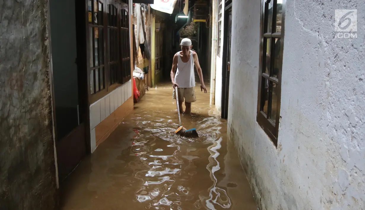 Pemandangan saat warga membersihkan rumah mereka akibat banjir yang melanda Kampung Melayu, Jakarta Timur, Senin (25/6). Air mulai merendam rumah warga sekitar pukul 04.00 WIB. (Liputan6.com/Arya Manggala)
