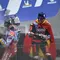 Marc Marquez dan Jorge Martin saat melakukan selebrasi di atas podium usai balapan MotoGP Prancis 2024. (JULIEN DE ROSA / AFP)