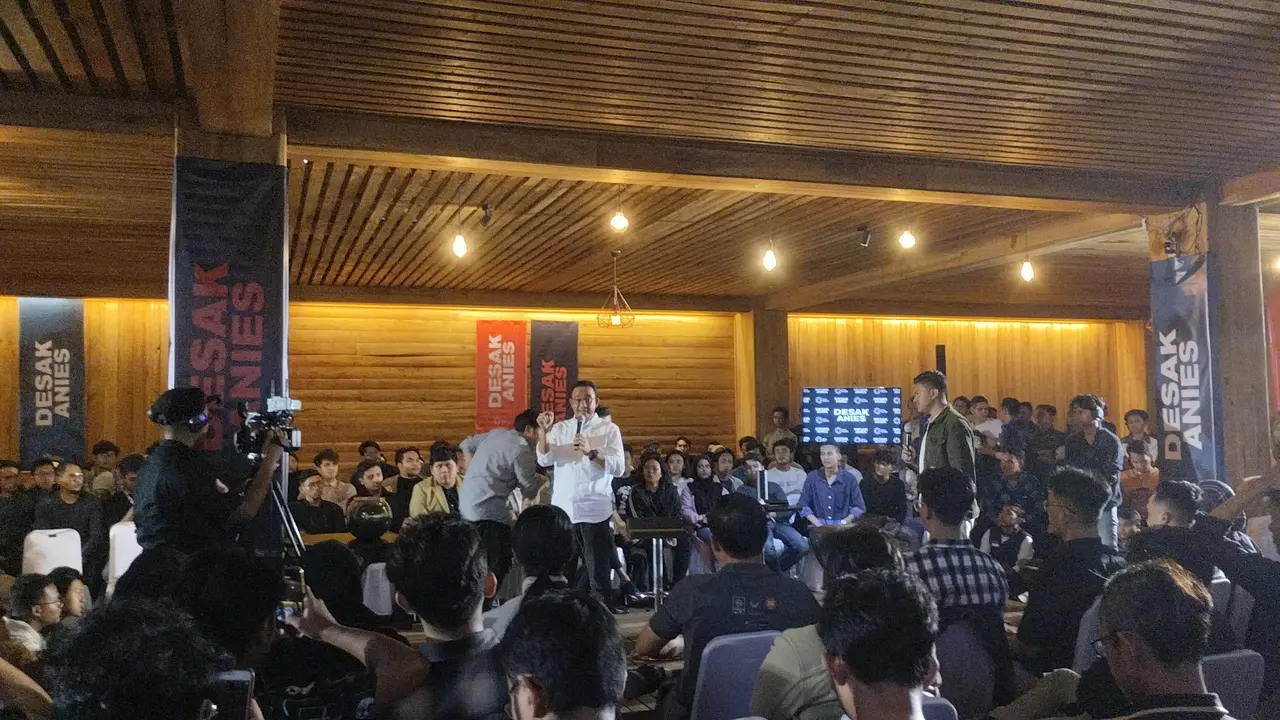 Anies Baswedan dalam sesi tanya jawab Desak Anies bersama kalangan anak muda di Kafe 150, Bandung, Jawa Barat, Rabu 29 November 2023.