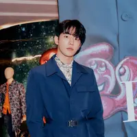 Gaya Nam Joo Hyuk saat menghadiri acara sebuah brand internasional. Terkait dengan dirinya yang akan wamil, jika sesuai dengan aturan Undang-Undang Dinas Militer Tahun 2020 Korsel, aktor yang pernah beradu akting dengan Bae Suzy ini akan menjalankan wajib militer selama dua tahun. (Instagram/@skawngur)
