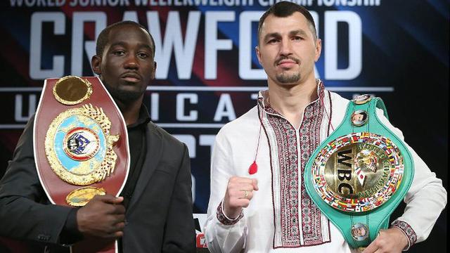 Terence Crawford dan Viktor Postol (kanan)
