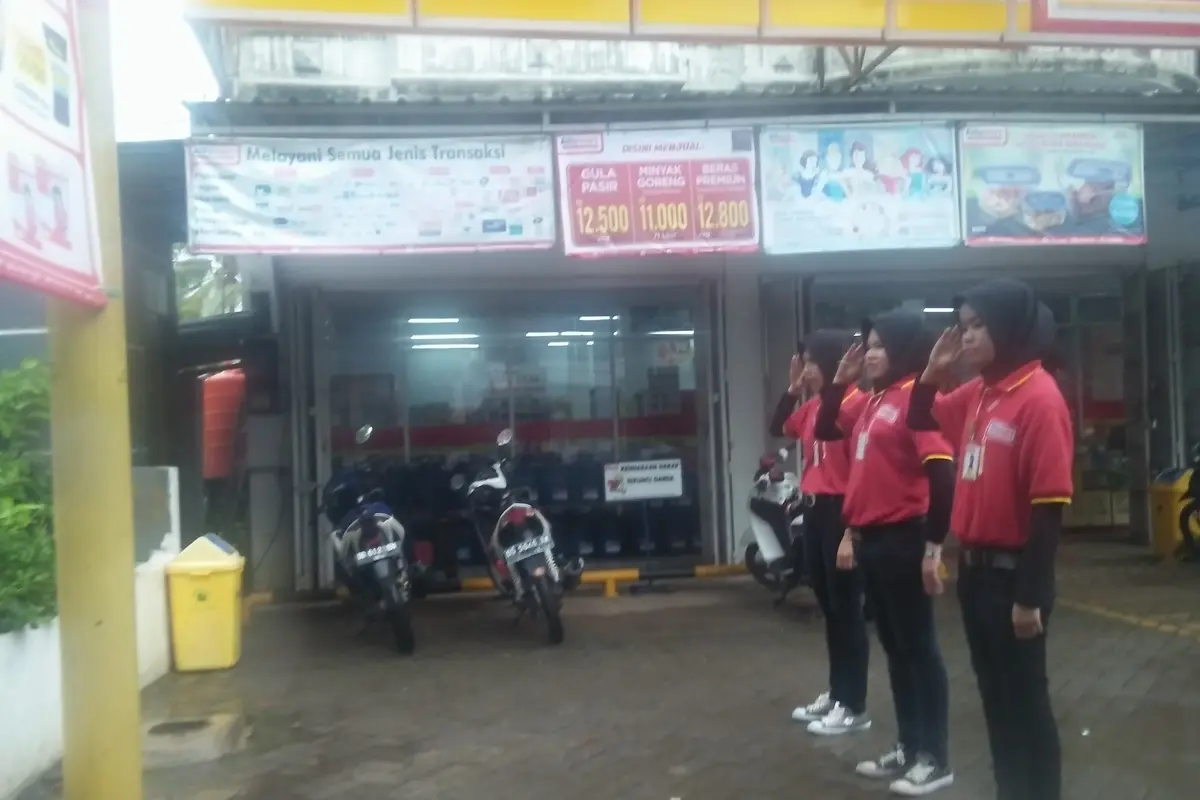 Karyawan Hormat Tiang Besi hingga Basah Kuyup, Apa Kata Disnaker?