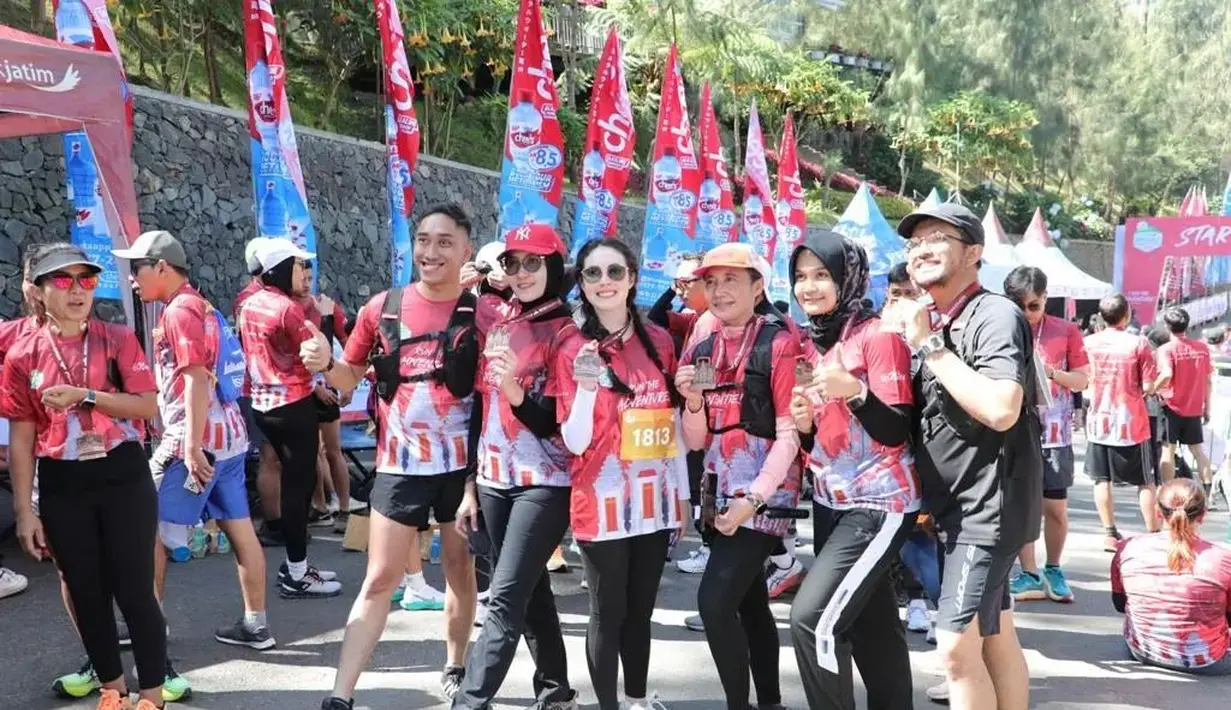 Legging dan sneakers lengkapi tampilan sporty Arumi Bachsin yang tunjukkan kaki jenjang [@arumibachsin_94]