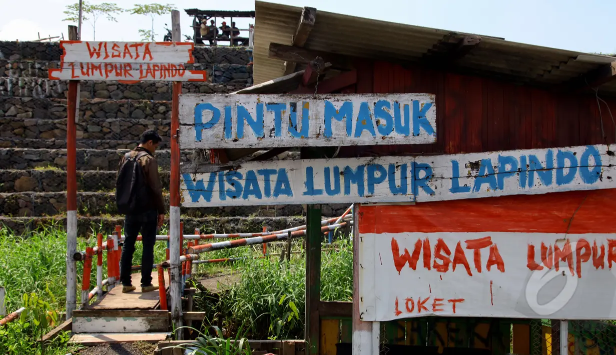 Tampak pintu masuk wisata lumpur lapindo, Sidoarjo, Senin (30/03/2015). Sudah 9 tahun kawasan ini terendam oleh lumpur, tidak terhitung kerugian yang diderita warga sekitar. (Liputan6.com/Andrian M Tunay)