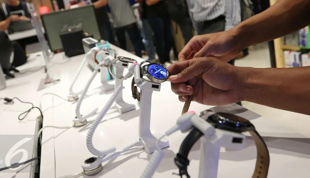 Salah satu gadget fashion digital berbentuk jam tangan yang dijual di gerai Urban Republic, Jakarta, Jumat (7/10). ). URBAN REPUBLIC menjual aneka produk dari gadget baru dengan aksesoris yang mewah hingga drone. (Liputan6.com/Angga Yuniar)