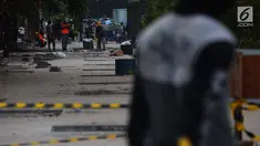 Pekerja menyelesaikan penataan jalur pedestrian di sepanjang Jalan Jenderal Sudirman - Jalan MH Thamrin, Jakarta, Selasa (10/7). Pelebaran trotoar untuk mendukung perhelatan Asian Games itu  hingga kini belum rampung. (Merdeka.com/Imam Buhori)
