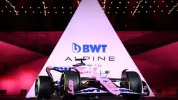 Alpine F1 Team resmi meluncurkan mobil anyar untuk menghadapi F1 2022 di Palais de Tokyo, Paris, Prancis, Senin (21/2/2022). Mobil yang diberi nama A522 itu terlihat cantik dengan perpaduan warna biru dan pink. (FRANCK FIFE / AFP)