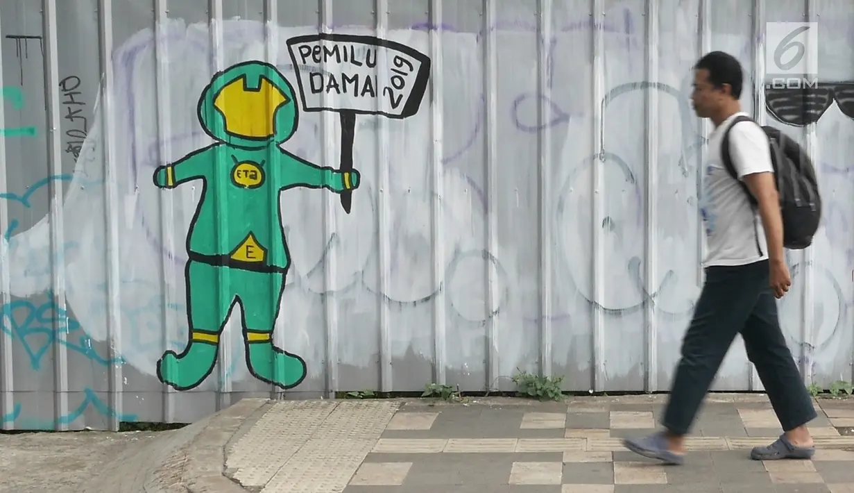 Pejalan kaki melintasi mural yang menghiasi tembok di kawasan Margonda, Depok, Sabtu (16/2). Gambar mural memiliki pesan agar masyarakat tetap damai dan berteman meski berbeda dalam memilih calon presiden dalam Pilpres 2019. (Liputan6.com/Herman Zakharia)