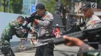 Tim gabungan dari TNI dan Polri melakukan latihan pengamanan Asian Games 2018 di lapangan Istora Senayan, Jakarta, Rabu (18/7). Latihan terkait pengawalan tamu VVIP Asian Para Games 2018 dan mengatasi gangguan yang terjadi. (Merdeka.comImam Buhori)