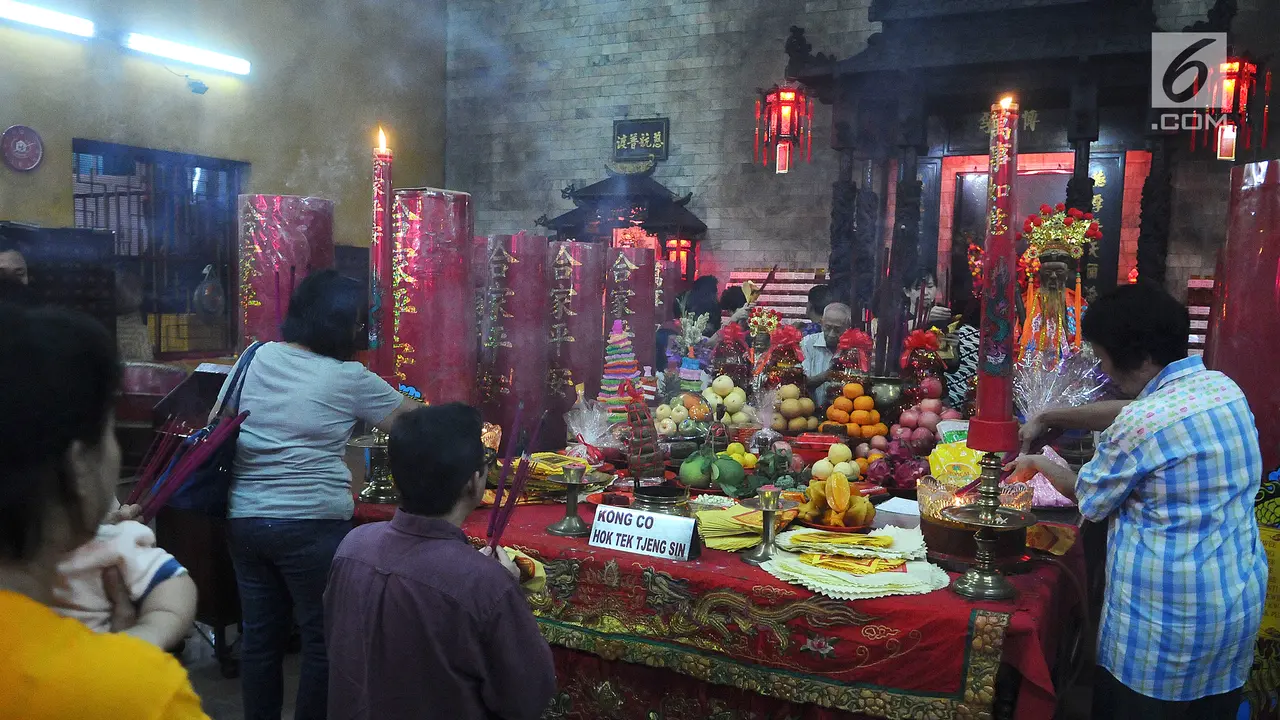 Sembahyang Malam Imlek di Vihara Amurva Bhumi