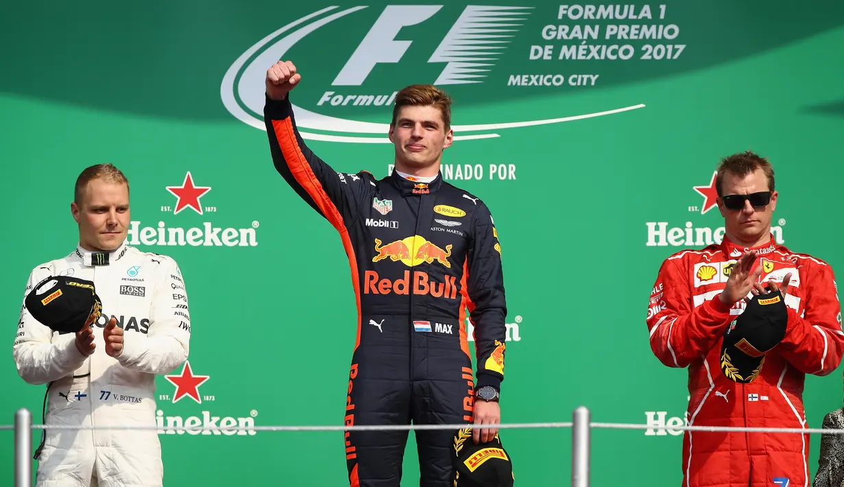 Pebalap Red Bull Racing, Max Verstappen (tengah) berhasil menjadi yang tercepat pada balapan  F1  di Hermanos Rodriguez racetrack, Mexico City, (29/10/20170). Hamilton finis kedelapan pada balapan tersebut. (Clive Mason/Getty Images/AFP)
