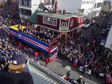 Ribuan warga Islandia memadati jalan raya menyambut kedatangan timnya usai berlaga pada Piala Eropa 2016 di Reykjavik, Islandia, (4/7/2016). (REUTERS/Geirix)