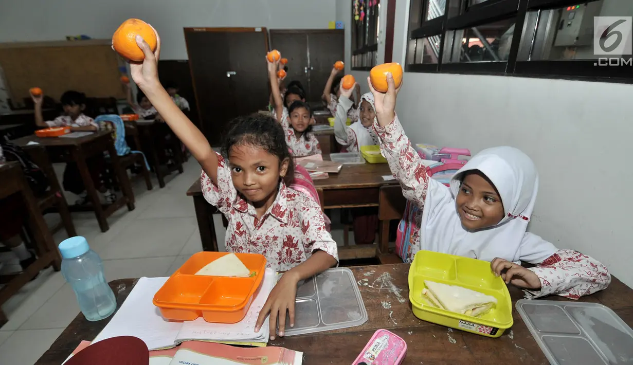 <p>Sejumlah siswi menunjukkan salah satu menu makanan tambahan saat program Penyediaan Makanan Tambahan Anak Sekolah (PMTAS) di SD Negeri 01 Tanjung Priok, Jakarta, Kamis (28/3). (merdeka.com/Iqbal S. Nugroho)</p>