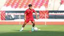 Pratama Arhan sedang menggiring bola di salah satu menu latihan Timnas Indonesia jelang Piala AFF 2022 di Stadion Gelora Bung Karno, Selasa, (20/12/2022). (Bola.com/Abdul Aziz)
