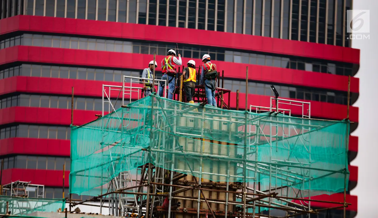 Pekerja melakukan pembangunan proyek LRT Kuningan di Jakarta, Sabtu (1/12). Badan Pusat Statistik mencatat sebanyak 70,49 juta orang (56,84 persen) bekerja pada kegiatan informal selama setahun terakhir. (Liputan6.com/Faizal Fanani)