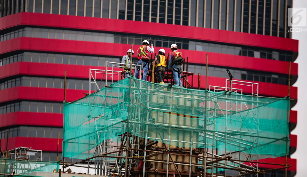 Pekerja melakukan pembangunan proyek LRT Kuningan di Jakarta, Sabtu (1/12). Badan Pusat Statistik mencatat sebanyak 70,49 juta orang (56,84 persen) bekerja pada kegiatan informal selama setahun terakhir. (Liputan6.com/Faizal Fanani)