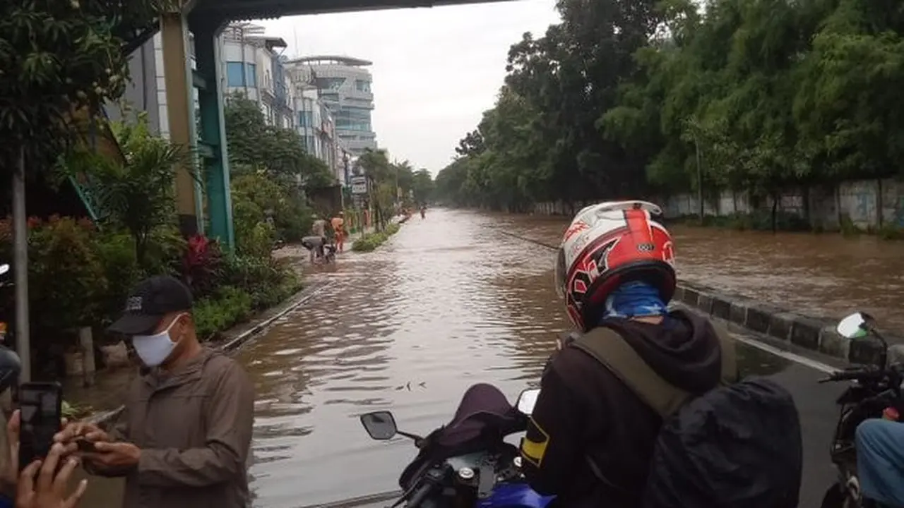 Banjir di Jl. Perjuangan arah Srengseng Jakbar dengan ketinggian 60-70 cm.
