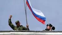 Tentara Rusia menancap bendera di Markas AL Ukraina di Crimea (Reuters/Vasily Fedosenko)