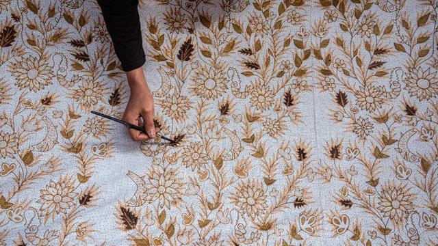 Melihat Proses Pembuatan Kain Batik Tradisional