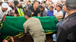 Jenazah almarhum Didi Petet saat tiba ke tempat peristirahatan terakhirnya di Tempat Pemakaman Hukum (TPU) Tanah Kusir, Jakarta, Jumat (15/5/2015). (Liputan6.com/Faisal R Syam)