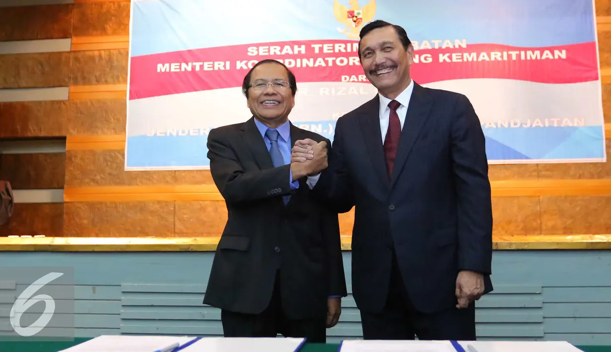 Menko Bidang Kemaritiman Luhut B. Pandjaitan (kanan) berjabat tangan dengan Rizal Ramli ketika mengikuti serah terima jabatan (sertijab) Menko Bidang Kemaritiman di Gedung BPPT, Jakarta, Kamis (28/7). (Liputan6.com/Angga Yuniar)