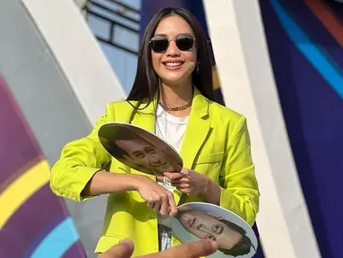Sejak bercerai akhir 2021 lalu, Ririn Dwi Ariyanti kini terlihat mulai menjalani kehidupannya secara normal. Ia sibuk mengurus anak dan kembali berakting di layar kaca. Belakangan, Ririn bahkan terlihat semakin bahagia dengan hidupnya. Hal ini juga berpengaruh pada penampilannya yang jadi semakin cantik dan segar. (Liputan6.com/IG/@ririndwiariyanti)