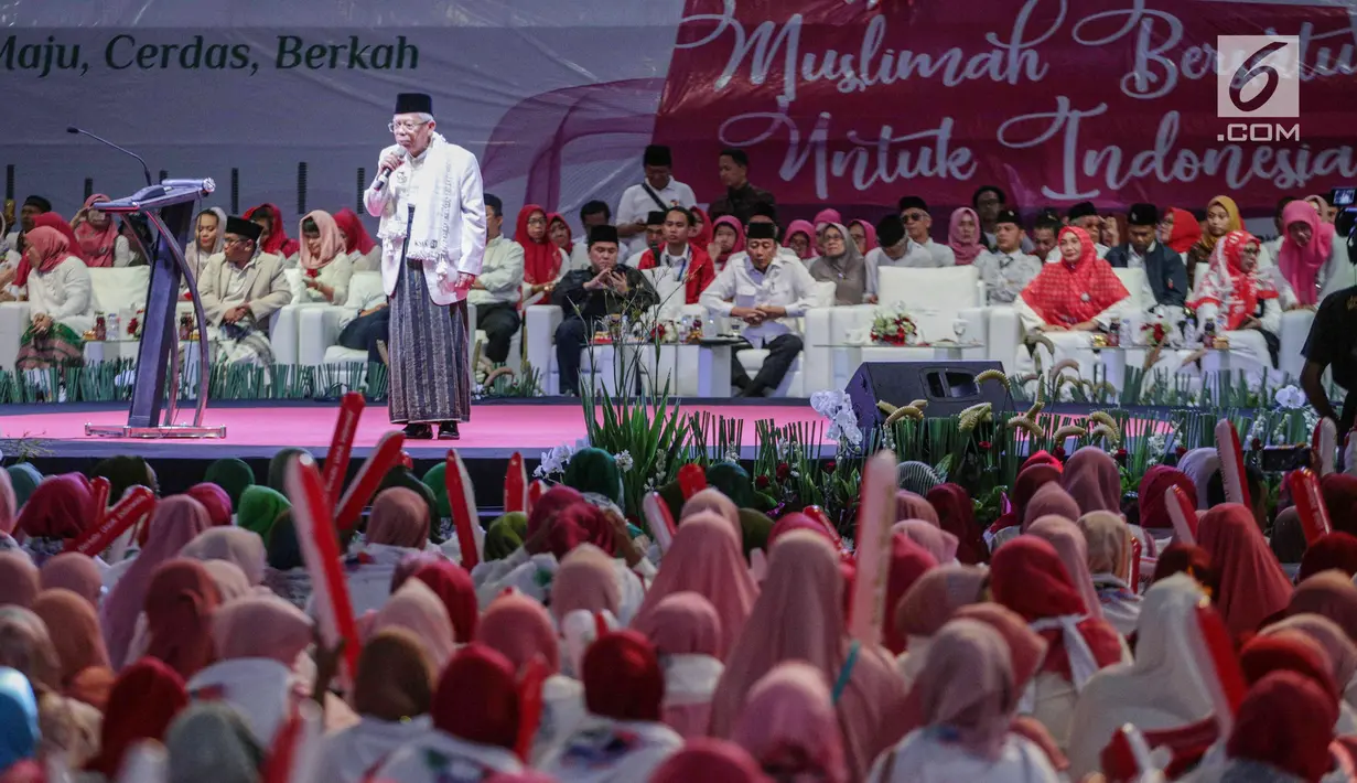 Cawapres nomor urut 01 Ma'ruf Amin memberi sambutan dalam deklarasi Arus Baru Muslimah di Istora Senayan,  Jakarta, Minggu (24/2). Arus Baru Muslimah menyambut baik Jokowi yang memilih Ma'ruf Amin sebagai cawapresnya. (Liputan6.com/Faizal Fanani)
