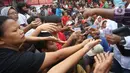 Pengemis berebut angpao yang dibagikan di halaman Vihara Dharma Bhakti, Petak Sembilan, Jakarta Barat, Sabtu (25/1/2020). Pembagian Angpao tersebut dalam rangka berbagi dengan sesama ketika perayaaan Tahun Baru Imlek 2571. (Liputan6.com/Angga Yuniar)