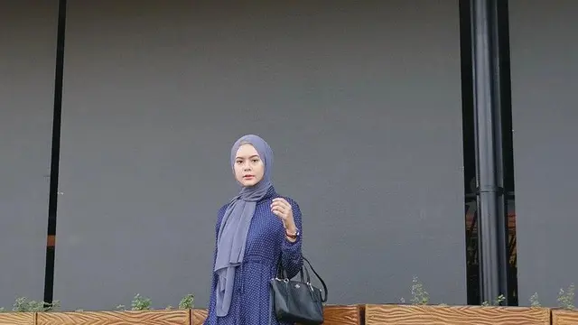 10 Ide Padu Padan Baju Warna Biru Dongker dengan Hijab, Simpel dan Elegan