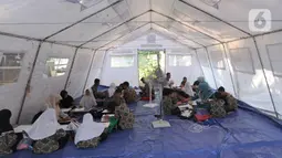 Suasana saat murid SMP dan SMA Sekolah Khusus (SKh) Assalam 01 melaksanakan ujian di tenda darurat halaman SKh Assalam 02, Ciater, Serpong, Tangerang Selatan, Selasa (3/12/2019). Ujian diikuti murid penyandang tunarungu, tunawicara, dan tunagrahita tingkat SD hingga SMA. (merdeka.com/Arie Basuki)