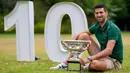 Petenis Serbia Novak Djokovic berpose dengan Norman Brookes Challenge Cup usai menjuarai Australian Open 2023 di Taman Government House, Melbourne, Australia, 30 Januari 2023. Pencapaian ini membuat petenis berusia 35 tahun tersebut sekarang menyamai rekor Rafael Nadal dari Spanyol dengan total 22 gelar grand slam. (AP Photo/Ng Han Guan)