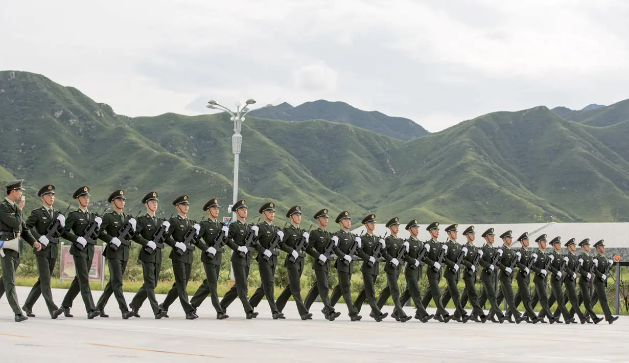 Barisan Tentara China saat melakukan pelatihan menyambut peringatan 70 tahun berakhirnya Perang Dunia II di Pangkalan Militer Beijing , Cina ( 1/8/2015). Parade militer besar-besaran akan disuguhkan China untuk  menyambut acara ini. (REUTERS/Stringer)