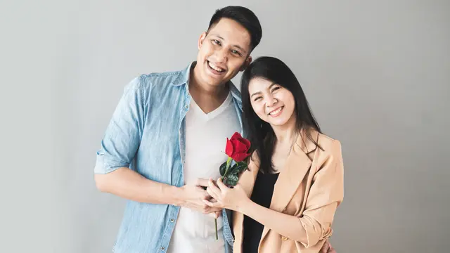 perempuan dan pasangan 27 agustus bunga