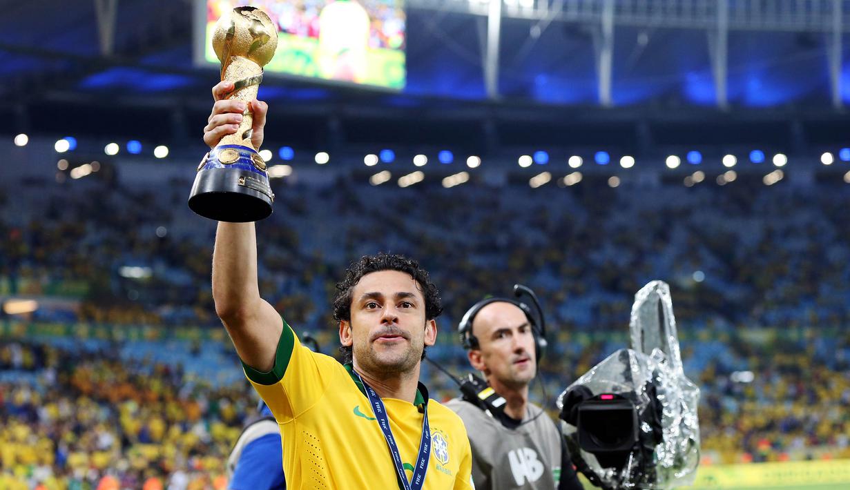 Prestasi terbaik Fred bersama Timnas Brasil ketika meraih juara pada Piala Konfederasi 2013 usai menaklukkan Spanyol 3-0. (EPA/Oliver Weiken)