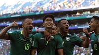 Pemain Bolivia, Miguel Terceros (kedua dari kanan), merayakan sukses timnya membobol gawang Suriname pada play-off Piala Dunia 2026. (Julio Cesar AGUILAR / AFP)