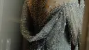 Kebaya yang digunakan oleh Ochi ini pun tampak begitu cantik karena penuh dengan payet. Bahkan, detail kebaya yang digunakan pada bagian belakang ini menambah kesan anggun. (Liputan6.com/IG/@ochi24)