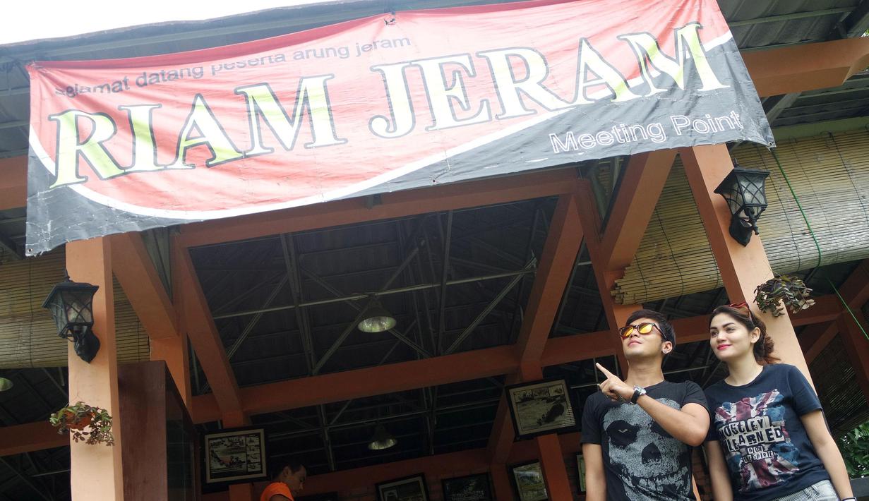 Artis muda Indonesia, Krisshatta Luis Aveiro (kiri) dan Hilda Vitria Khan (kanan), saat akan mengikuti arung jeram bersama Riam Jeram dan Bintang.com di Sungai Cicatih, Sukabumi, Sabtu (12/12/2015). (Bola.com/Arief Bagus)