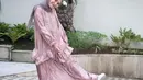 Zaskia Adya Mecca gunakan gamis berwarna pink dengan sepatu putih ini bisa jadi inspirasi para netizen yang ingin tampil keren namun tetap simpel dan santai (Liputan6.com/IG/@zaskiadyamecca).