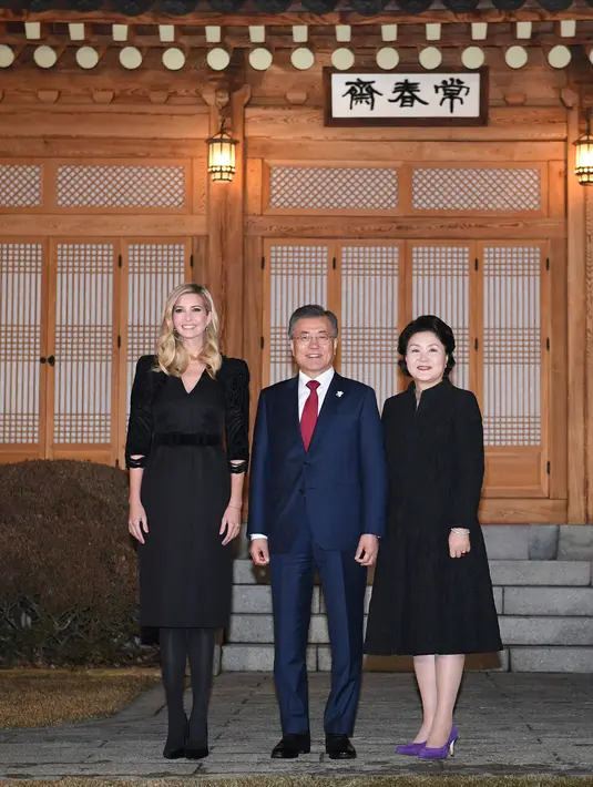 Putri Presiden AS Donald Trump, Ivanka Trump foto bersama dengan Presiden Korea Selatan Moon Jae-in dan istrinya Kim Jung-sook saat mereka makan malam di Gedung Biru Presiden, Seoul, Korea Selatan (23/2). (Photo by Kim Min-Hee/Pool pohjoiyo)