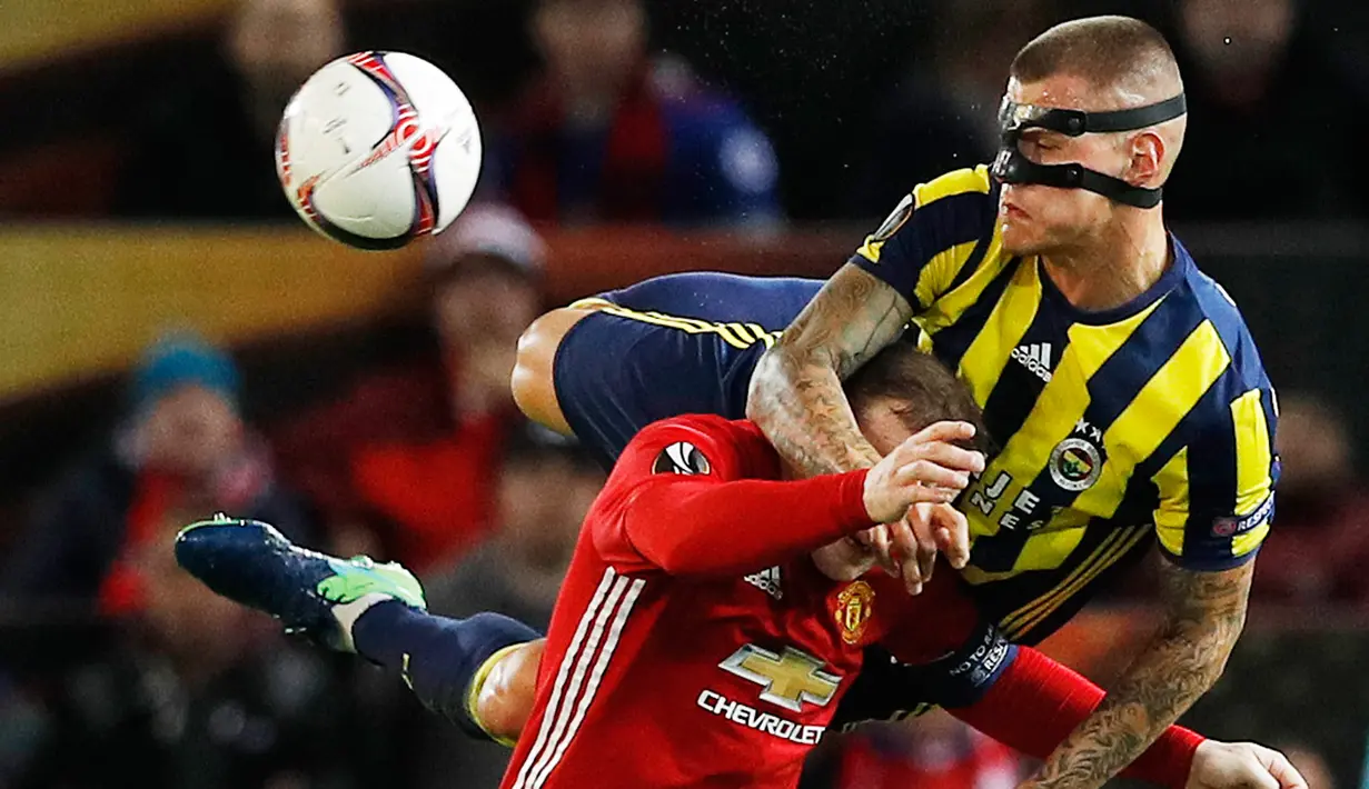 Pemain belakang Fenerbahce, Martin Skrtel berebut bola dengan Wayne Rooney dalam pertandingan Liga Eropa, Manchester United menjamu Fenerbahce di stadion Old Trafford, Manchester, Inggris (20/10). (Reuters/ Phil Noble)
