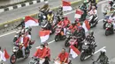 Warga membawa atribut Merah Putih saat melakukan pawai Hari Kemerdekaan ke-77 Republik Indonesia (RI) di Jakarta, Rabu (17/8/2022). Pawai tersebut digelar dalam rangka merayakan Hari Kemerdekaan setelah perayaan sempat ditiadakan selama dua tahun akibat pandemi Covid-19. (merdeka.com/Iqbal S Nugroho)