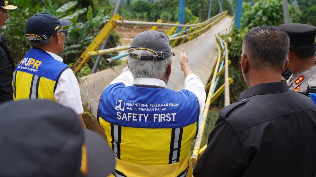 Menteri Pekerjaan Umum dan Perumahan Rakyat (PUPR) Basuki Hadimuljono meninjau sejumlah jalan di Kabupaten Pesisir Selatan, Sumatera Barat yang terputus akibat bencana banjir dan longsor. (Dok Kementerian PUPR)