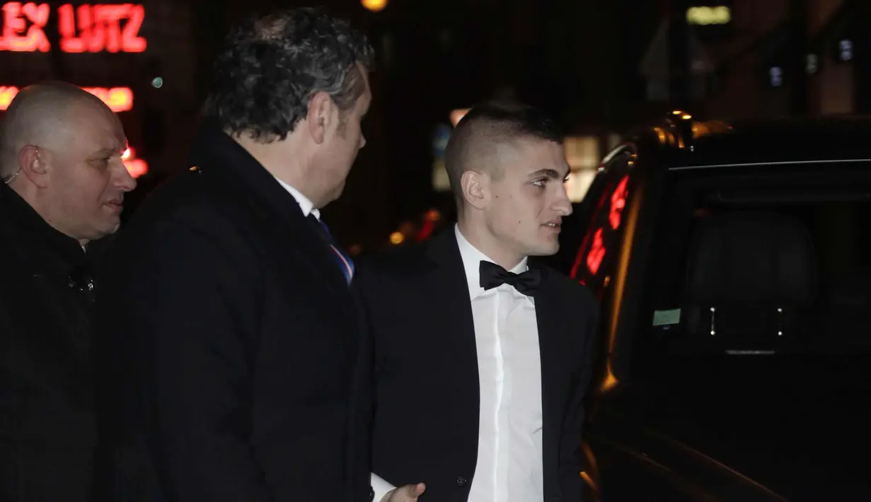 Gelandang Paris Saint-Germain, Marco Verratti tiba menghadiri pesta ulang tahun pemain depan Neymar yang ke 26 di Pavillon Cambon di Paris (4/2). (AFP Photo/Thomas Samson)
