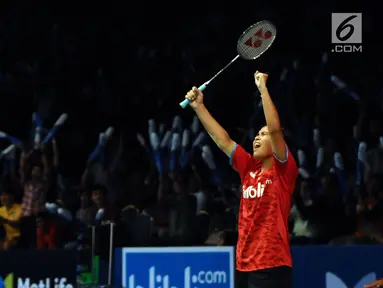 Pebulu tangkis Indonesia, Gregoria Mariska Tunjung mengangkat tangan usai mengalahkan Chen Yufei (China) pada putaran pertama Indonesia Open 2017 di Jakarta, Selasa (13/6). Gregoria unggul 17-21, 21-19, 21-19. (Liputan6.com/Helmi Fithriansyah)