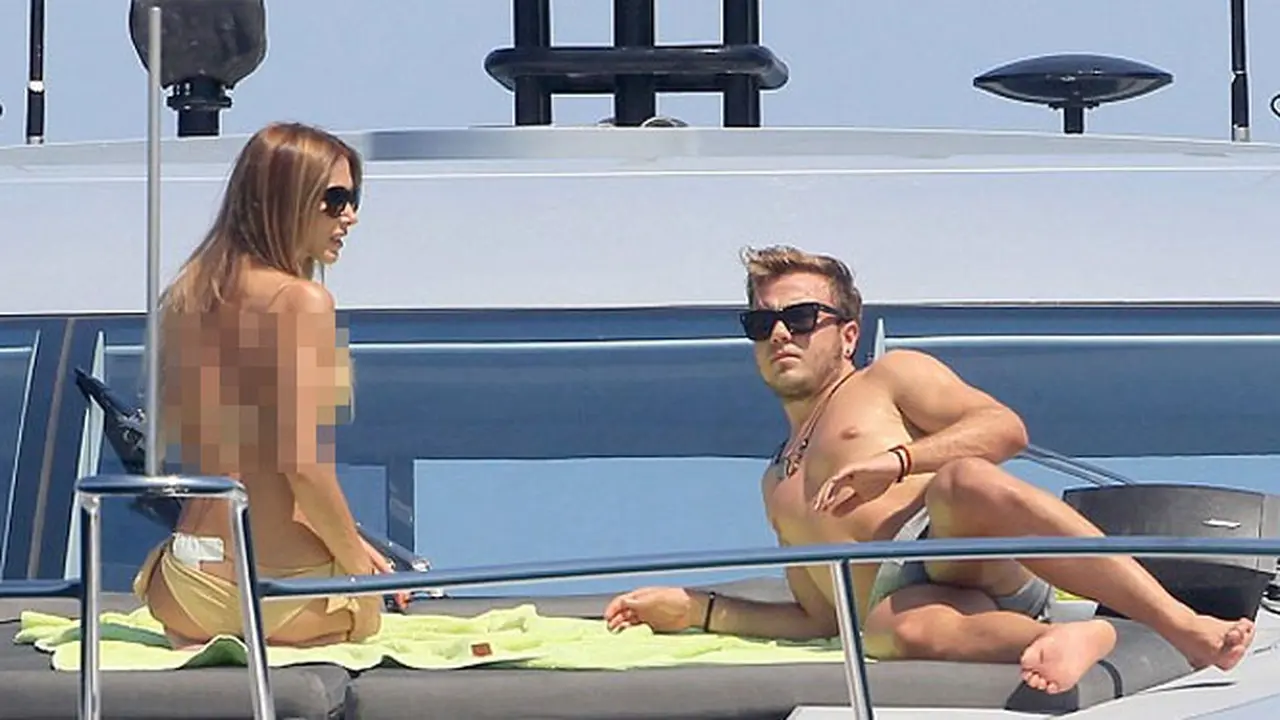 Mario Gotze berjemur