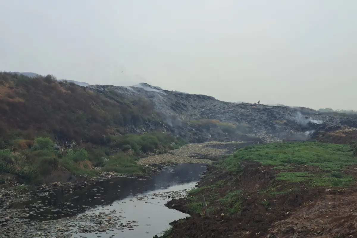 Kondisi Tempat Pembuangan Akhir (TPA) Jatiwaringin di Kabupaten Tangerang.